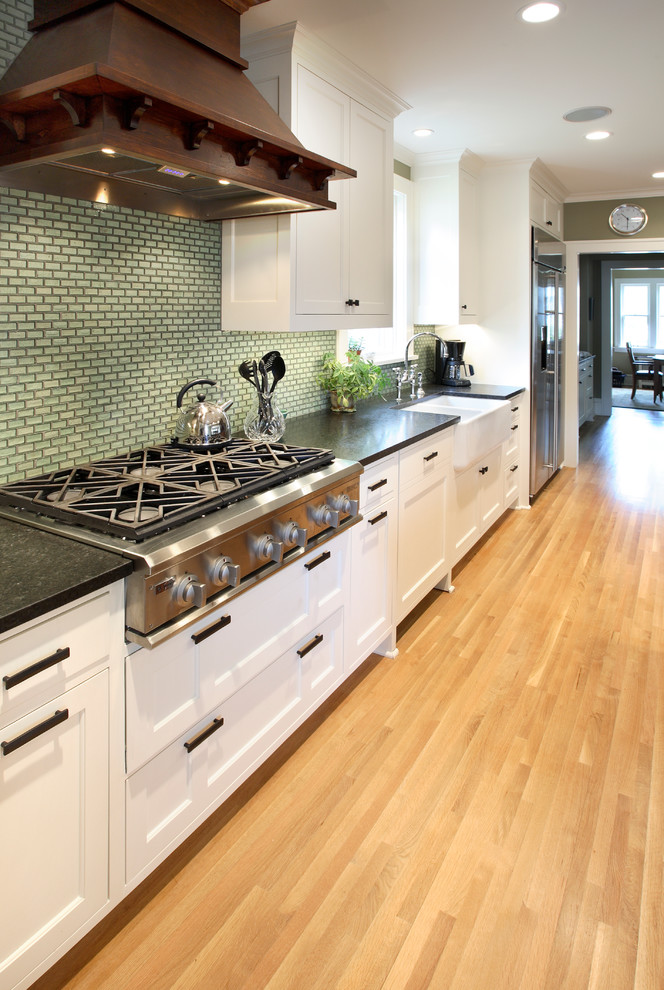 Design ideas for a classic kitchen in Minneapolis.
