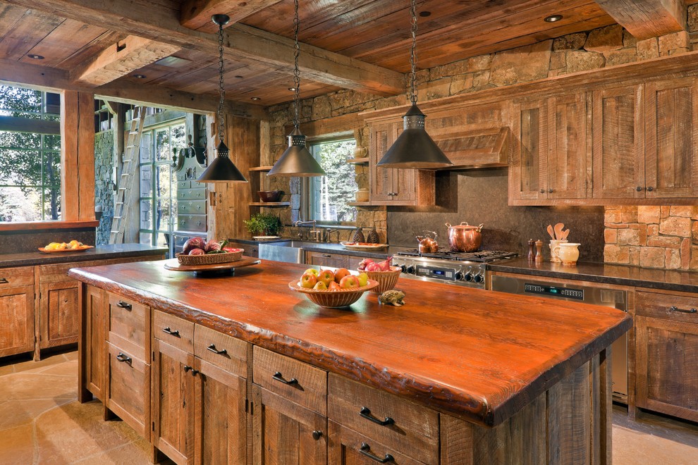 Idéer för rustika kök, med luckor med infälld panel, skåp i mellenmörkt trä, träbänkskiva, grått stänkskydd, stänkskydd i sten och rostfria vitvaror