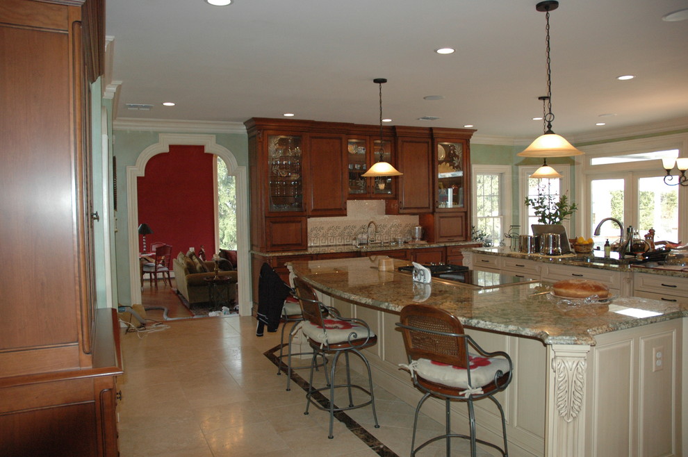 Exempel på ett medelhavsstil kök och matrum, med en dubbel diskho, granitbänkskiva, beige stänkskydd, stänkskydd i keramik och integrerade vitvaror