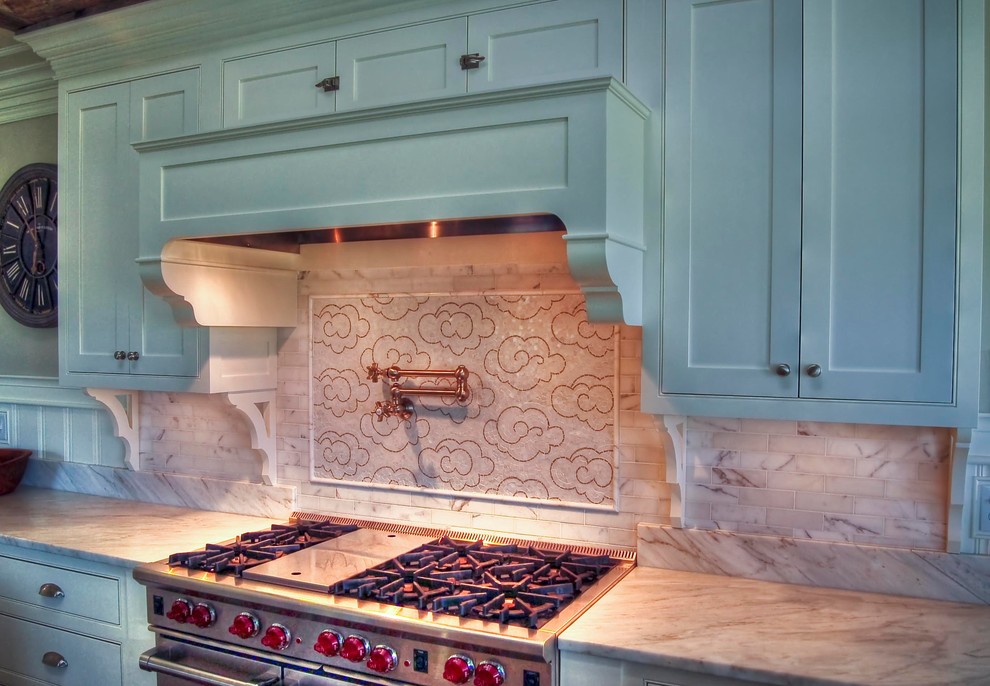 Свежая идея для дизайна: кухня в классическом стиле - отличное фото интерьера