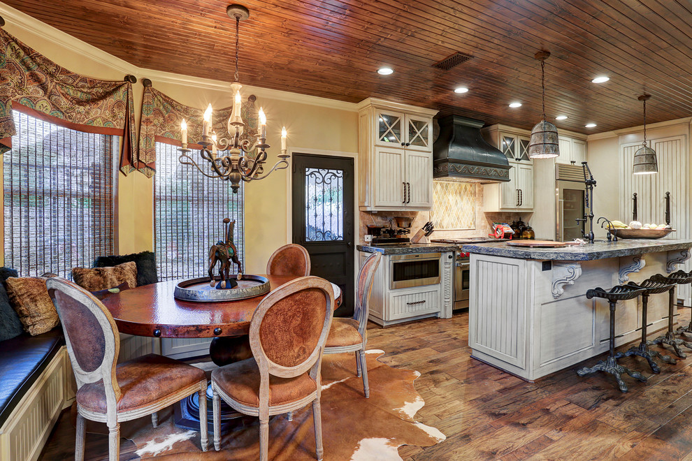 Immagine di una cucina stile rurale con paraspruzzi beige e pavimento in legno massello medio
