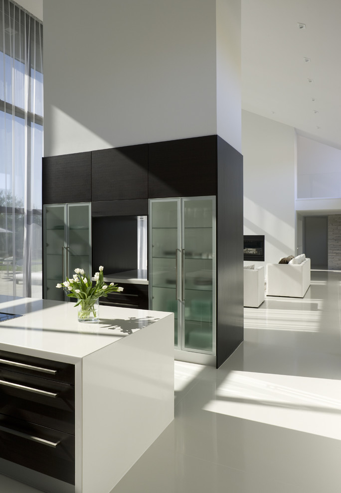 Свежая идея для дизайна: кухня-гостиная в современном стиле с белым полом, черно-белыми фасадами и шторами на окнах - отличное фото интерьера