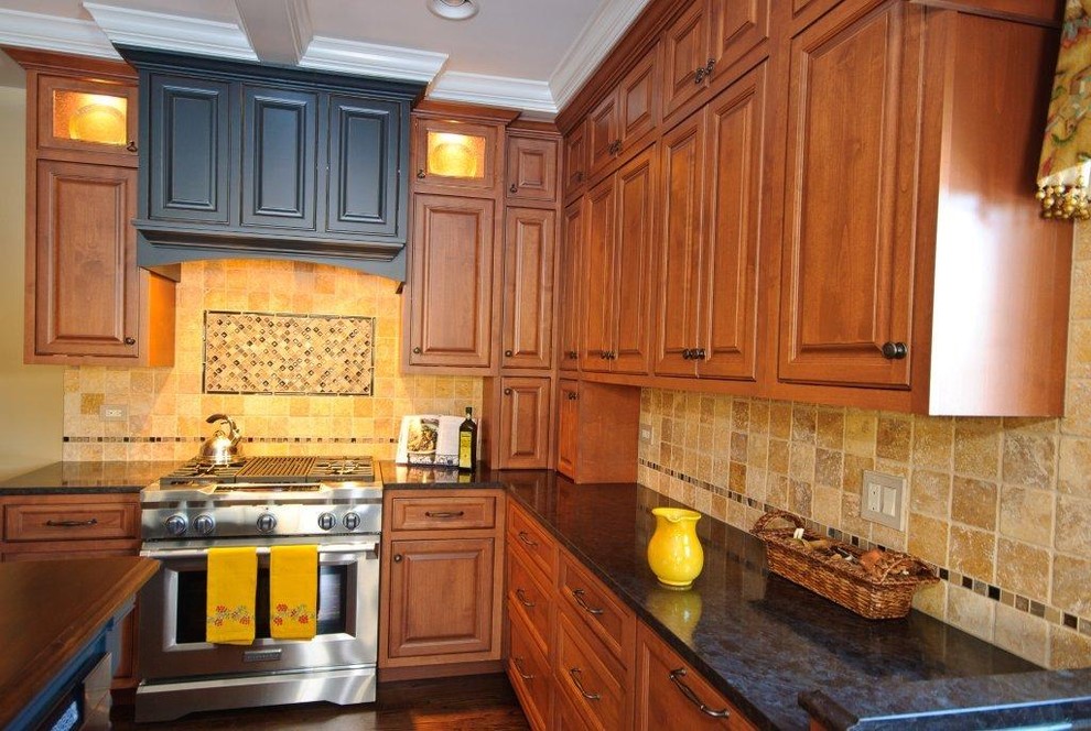 Exemple d'une cuisine chic en bois brun avec un placard avec porte à panneau surélevé, un plan de travail en bois, une crédence marron, un électroménager en acier inoxydable, un sol en bois brun, îlot, un sol marron et plan de travail noir.