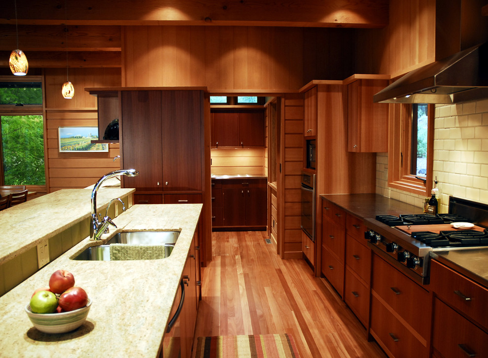 Стильный дизайн: кухня в современном стиле с фартуком из плитки кабанчик - последний тренд