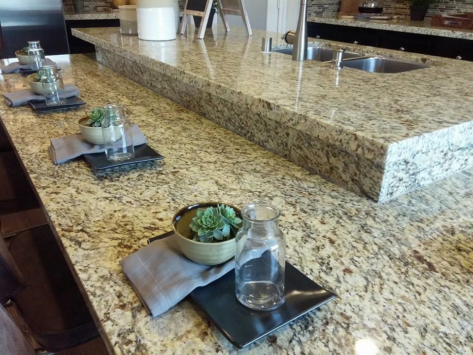 Küche mit Doppelwaschbecken, Granit-Arbeitsplatte, Kücheninsel und gelber Arbeitsplatte in Orange County