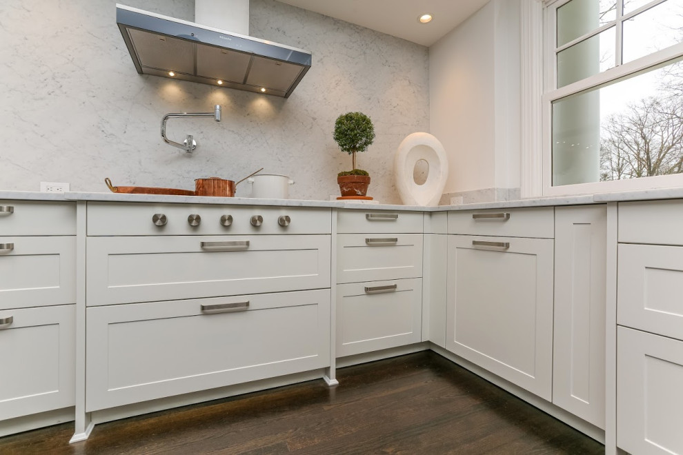 Geräumige Moderne Wohnküche mit Schrankfronten im Shaker-Stil, weißen Schränken und Kücheninsel in New York