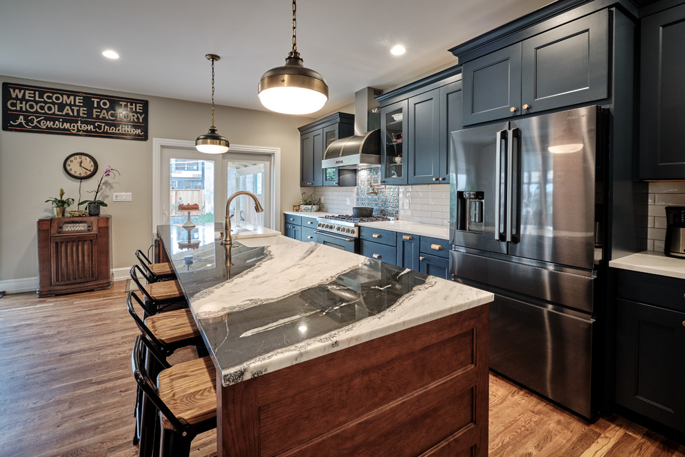 Exempel på ett stort eklektiskt flerfärgad flerfärgat kök, med en rustik diskho, luckor med infälld panel, blå skåp, bänkskiva i kvartsit, grått stänkskydd, stänkskydd i keramik, svarta vitvaror, mellanmörkt trägolv, en köksö och brunt golv