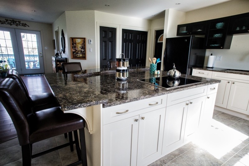 Bild på ett mellanstort funkis kök och matrum, med en undermonterad diskho, skåp i shakerstil, bänkskiva i kvarts, klinkergolv i porslin och en köksö