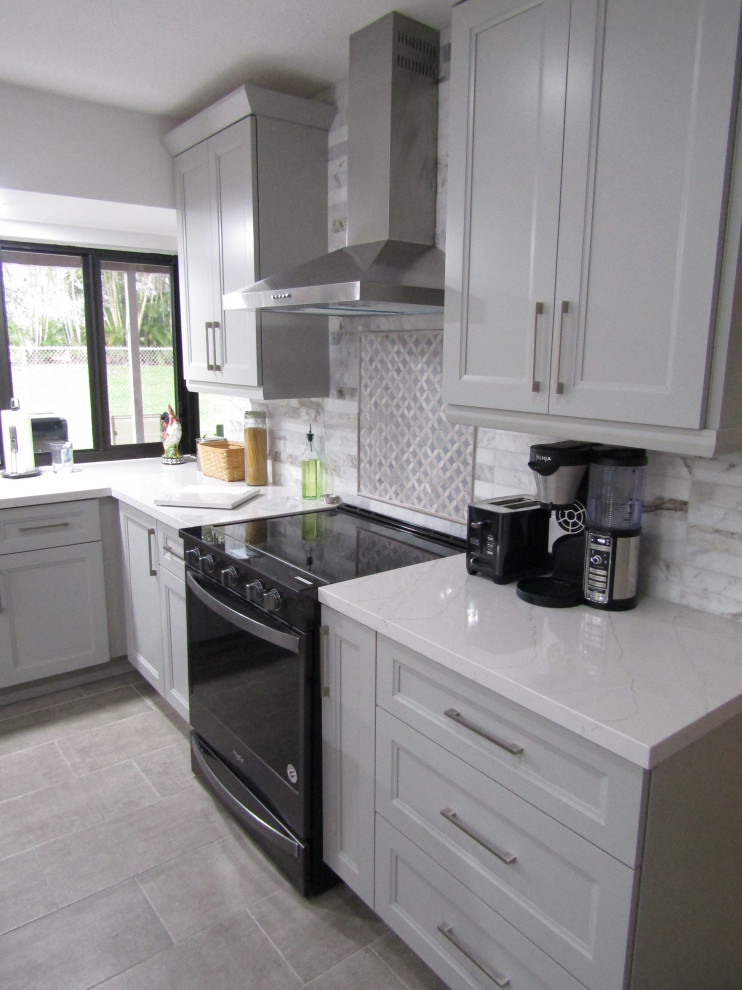 Foto di un grande cucina con isola centrale design con ante in stile shaker, top in marmo, paraspruzzi grigio, paraspruzzi con piastrelle a mosaico e top bianco