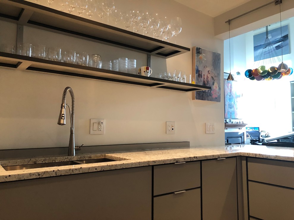 Offene, Mittelgroße Mid-Century Küche in U-Form mit flächenbündigen Schrankfronten, braunen Schränken und Granit-Arbeitsplatte in Vancouver