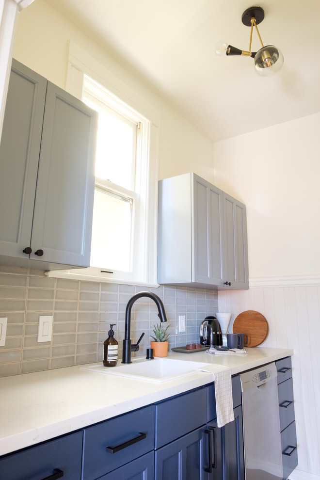 Exempel på ett litet modernt vit linjärt vitt kök och matrum, med en undermonterad diskho, skåp i shakerstil, blå skåp, bänkskiva i kvarts, grått stänkskydd, stänkskydd i keramik, rostfria vitvaror, klinkergolv i keramik och grått golv