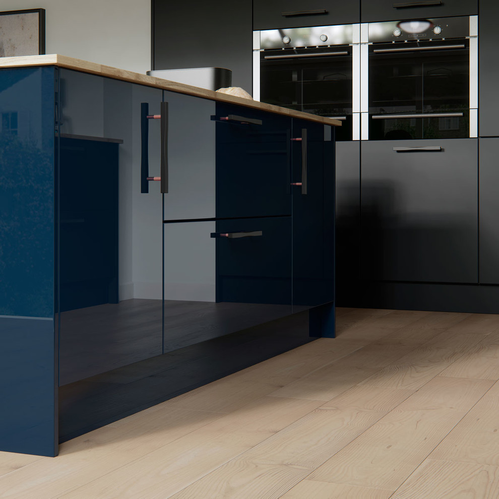 Esempio di una cucina contemporanea con ante lisce, ante blu, top in legno, paraspruzzi grigio, paraspruzzi con lastra di vetro e elettrodomestici neri