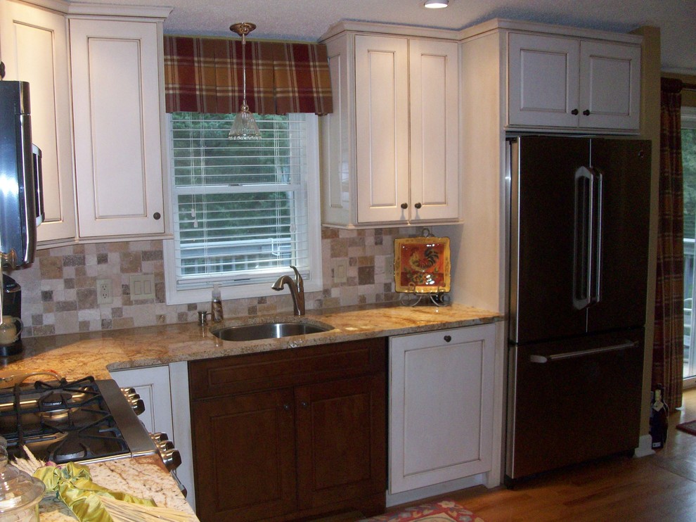 Klassische Küche mit Unterbauwaschbecken, Rückwand aus Steinfliesen und Küchengeräten aus Edelstahl in Bridgeport