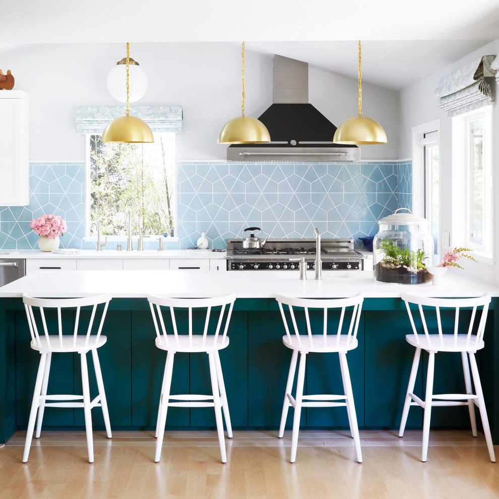 Moderne Küche mit Quarzit-Arbeitsplatte, Küchenrückwand in Blau, Küchengeräten aus Edelstahl, Kücheninsel und weißer Arbeitsplatte in Minneapolis