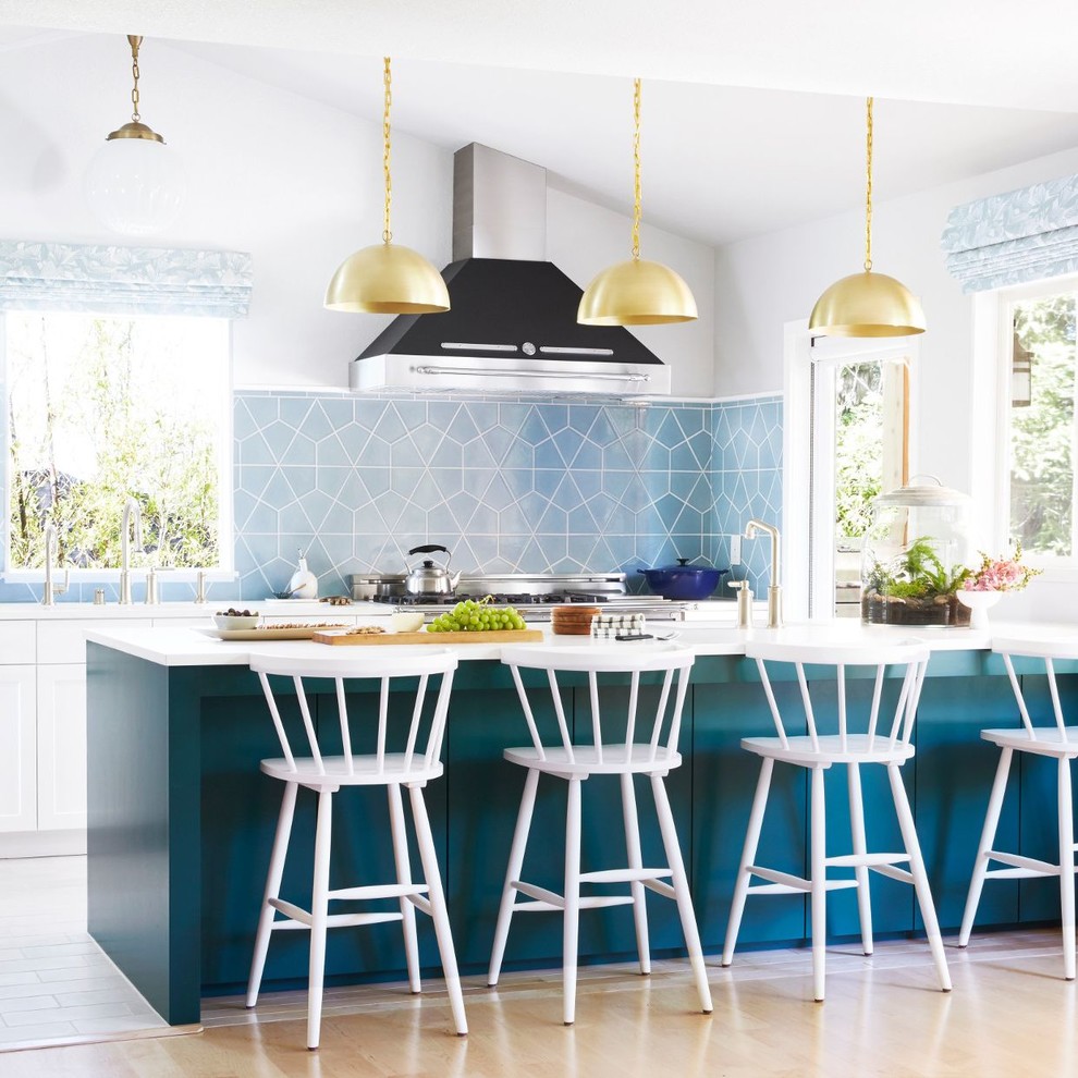 Inspiration för moderna vitt kök, med bänkskiva i kvartsit, blått stänkskydd, rostfria vitvaror och en köksö