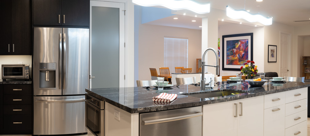 Esempio di una grande cucina chic con lavello sottopiano, ante in stile shaker, ante nere, top in granito, paraspruzzi grigio, paraspruzzi con piastrelle di vetro, elettrodomestici in acciaio inossidabile, pavimento in marmo, pavimento beige e top nero
