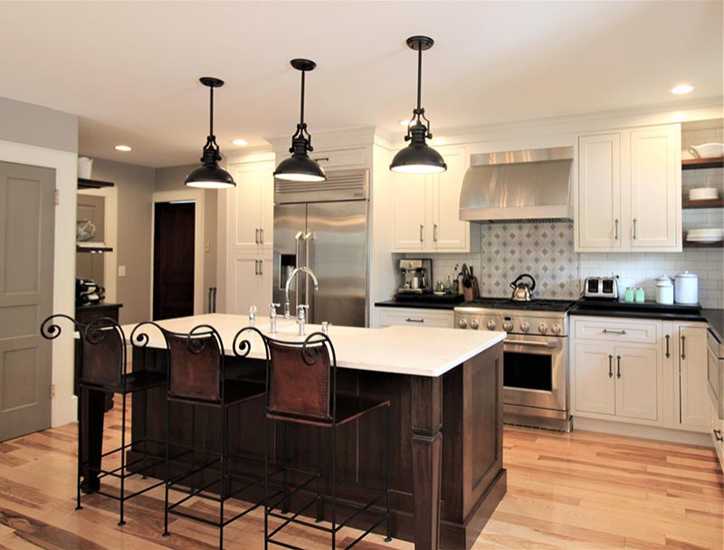 Large country l-shaped eat-in kitchen photo in Boston with shaker cabinets, white cabinets, quartz countertops, an island and black countertops
