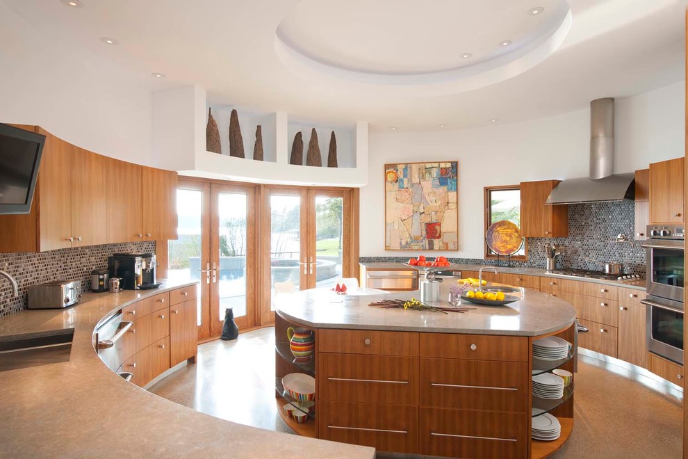 Bild på ett mellanstort retro kök, med en undermonterad diskho, släta luckor, skåp i mellenmörkt trä, grått stänkskydd, rostfria vitvaror, betonggolv, en köksö, bänkskiva i betong, stänkskydd i mosaik och grått golv