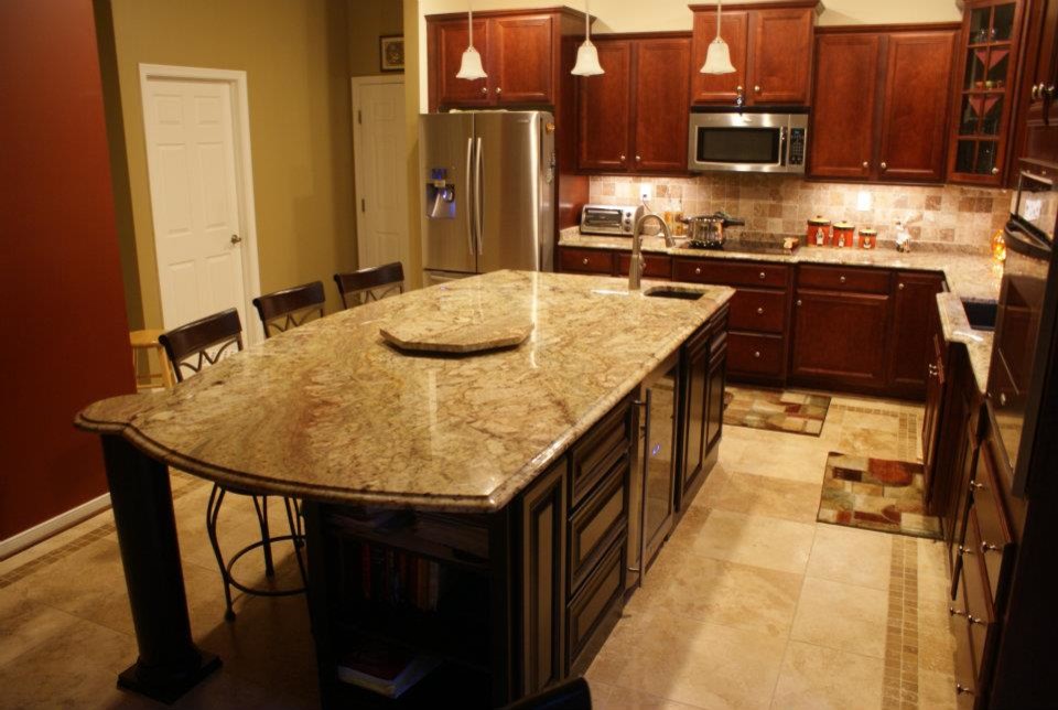 Exempel på ett modernt kök, med granitbänkskiva, rostfria vitvaror och en köksö