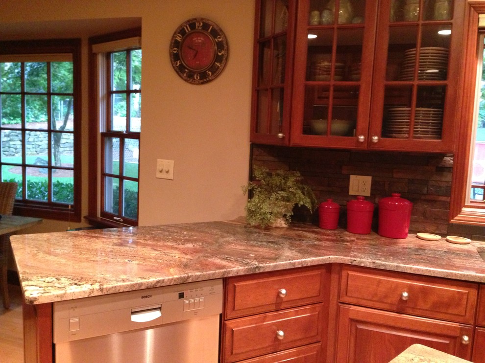 Foto di una grande cucina stile americano con ante di vetro, top in granito, ante marroni, paraspruzzi multicolore, paraspruzzi in ardesia, lavello sottopiano e elettrodomestici bianchi