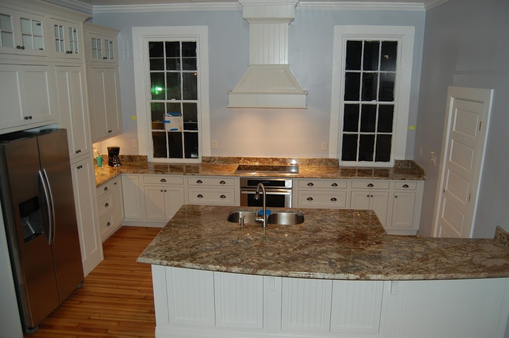 Idéer för vintage kök och matrum, med en undermonterad diskho, luckor med upphöjd panel, vita skåp, granitbänkskiva och en köksö