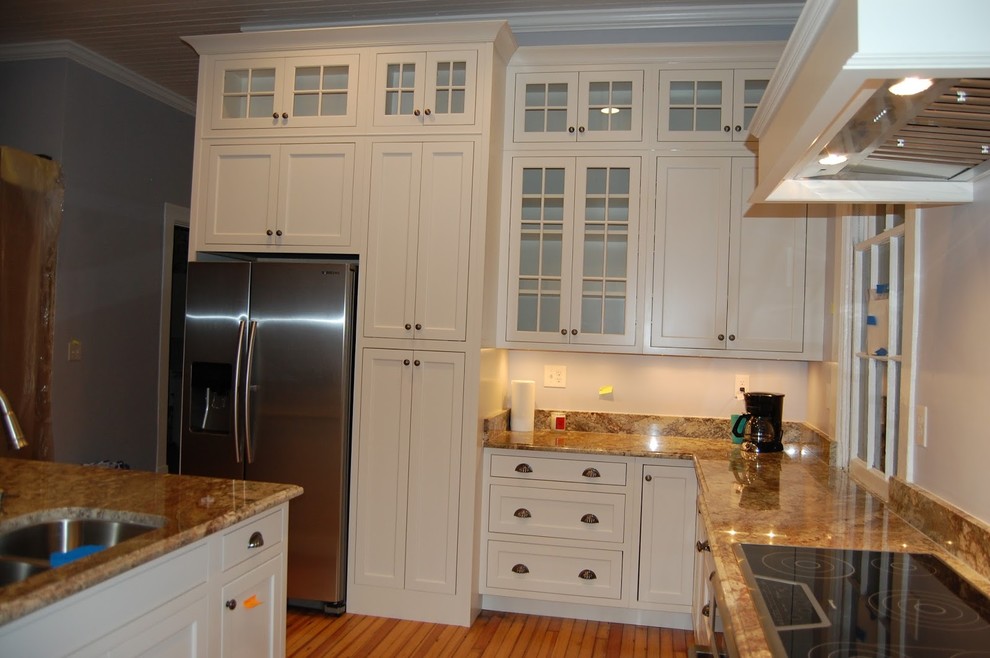 Exempel på ett klassiskt kök och matrum, med en undermonterad diskho, luckor med upphöjd panel, vita skåp, granitbänkskiva och en köksö