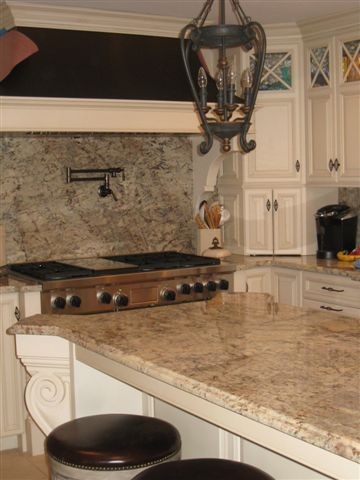 Idéer för ett mellanstort klassiskt l-kök, med luckor med upphöjd panel, vita skåp, granitbänkskiva, flerfärgad stänkskydd, stänkskydd i sten och rostfria vitvaror