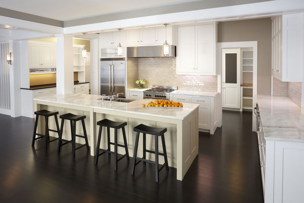 Moderne Küche mit Küchengeräten aus Edelstahl, Rückwand aus Metrofliesen, Marmor-Arbeitsplatte und grauer Arbeitsplatte in Minneapolis