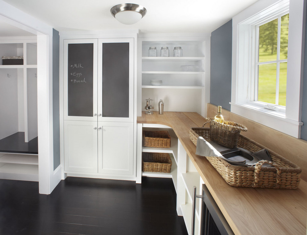 Inspiration pour une cuisine design avec un placard sans porte, des portes de placard blanches et un plan de travail en bois.