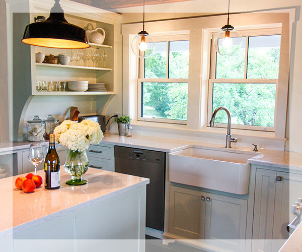 Exempel på ett avskilt, litet klassiskt u-kök, med en rustik diskho, släta luckor, grå skåp, marmorbänkskiva, vitt stänkskydd, fönster som stänkskydd, rostfria vitvaror, klinkergolv i keramik och en köksö