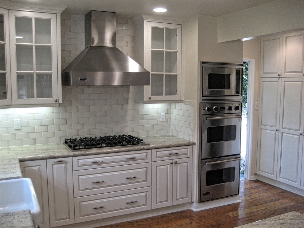 Immagine di una cucina con lavello stile country e elettrodomestici in acciaio inossidabile