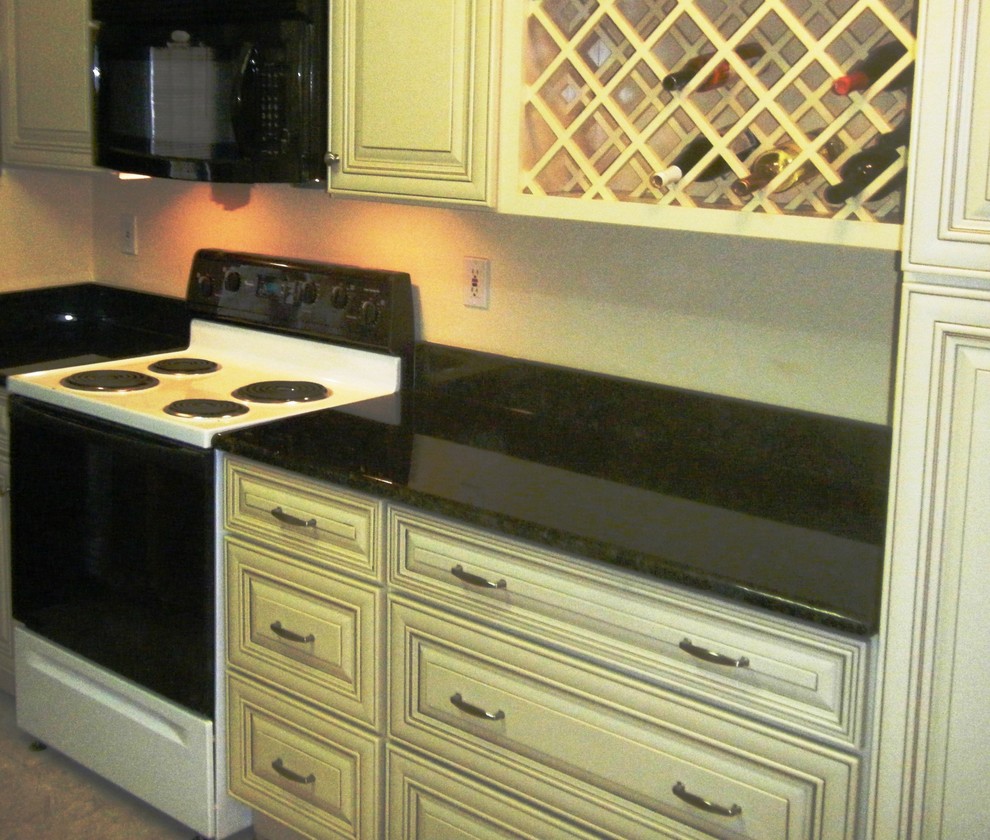 Example of a classic kitchen design in Charlotte
