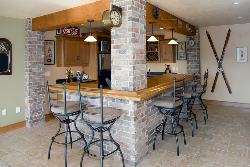 На фото: кухня в стиле кантри с обеденным столом, фасадами в стиле шейкер, фасадами цвета дерева среднего тона, деревянной столешницей и бежевым полом с
