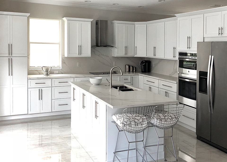 Idéer för mellanstora vintage vitt kök, med vita skåp, en dubbel diskho, luckor med upphöjd panel, marmorbänkskiva, vitt stänkskydd, stänkskydd i marmor, rostfria vitvaror, marmorgolv, en köksö och vitt golv