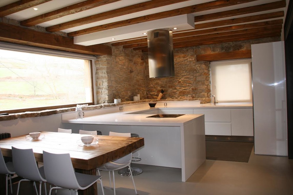 Foto på ett stort rustikt kök, med släta luckor, vita skåp, vita vitvaror och en halv köksö
