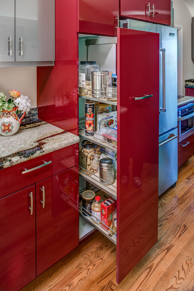 サンフランシスコにある高級な小さなモダンスタイルのおしゃれなキッチン (赤いキャビネット、御影石カウンター、マルチカラーのキッチンパネル、シルバーの調理設備、淡色無垢フローリング、アイランドなし、フラットパネル扉のキャビネット) の写真