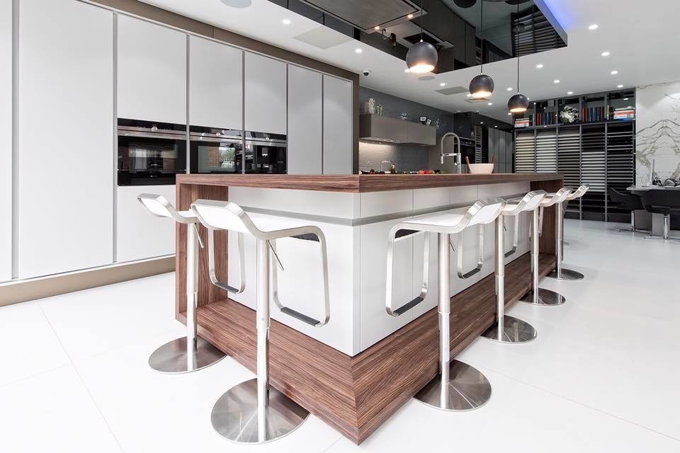 Свежая идея для дизайна: огромная прямая кухня в стиле модернизм с обеденным столом, плоскими фасадами, белыми фасадами, деревянной столешницей, серым фартуком, фартуком из каменной плиты, техникой из нержавеющей стали, мраморным полом и островом - отличное фото интерьера