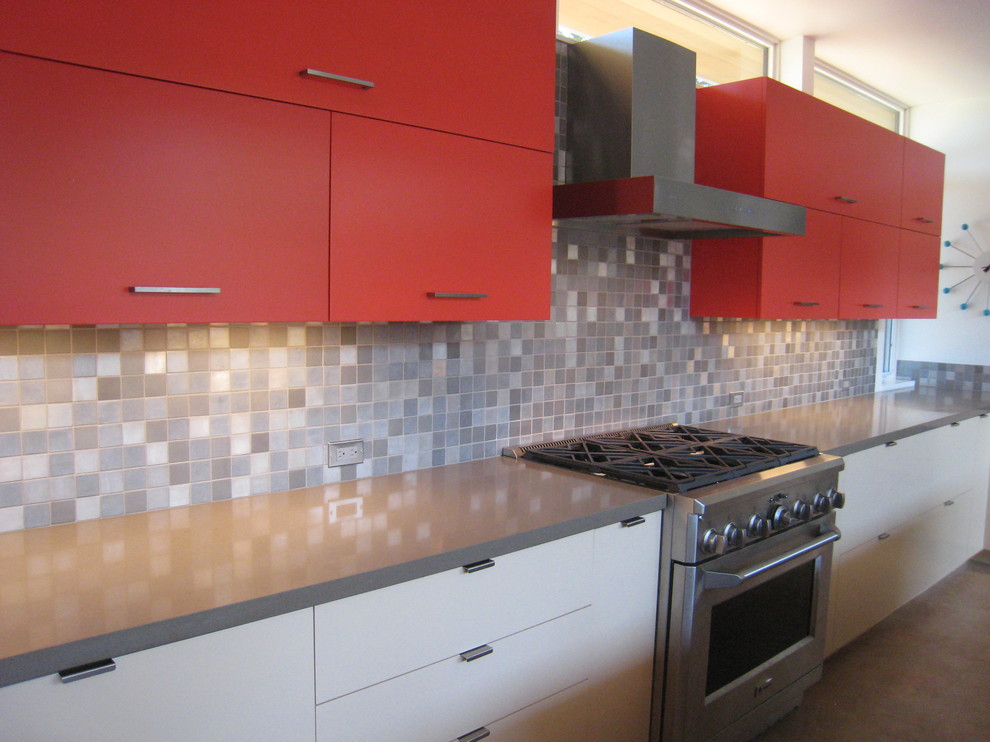 Bild på ett funkis kök och matrum, med släta luckor, bänkskiva i betong, stänkskydd i metallkakel, rostfria vitvaror, klinkergolv i porslin och en köksö