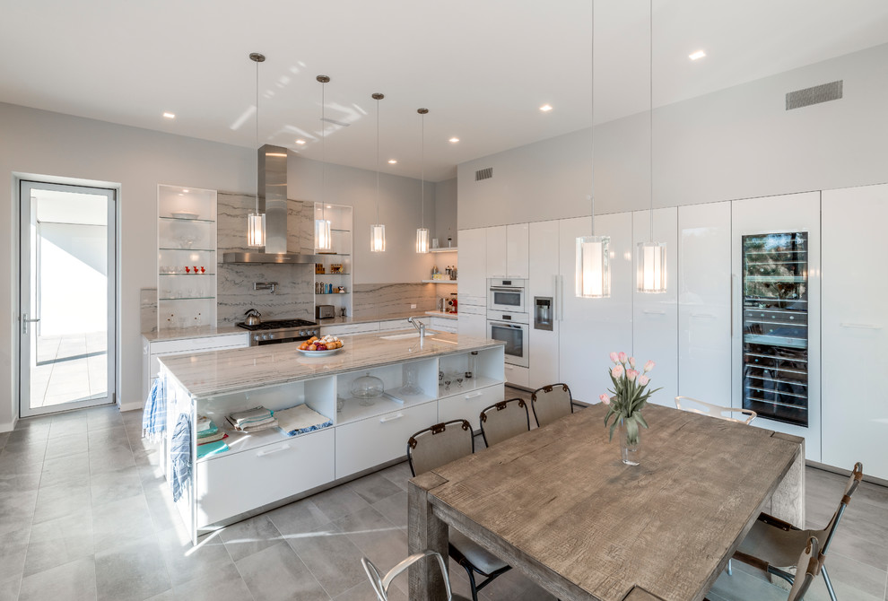 Bild på ett avskilt, stort funkis flerfärgad flerfärgat l-kök, med en undermonterad diskho, släta luckor, vita skåp, marmorbänkskiva, flerfärgad stänkskydd, stänkskydd i marmor, integrerade vitvaror, klinkergolv i porslin, en köksö och grått golv