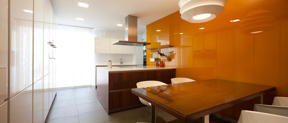 Стильный дизайн: прямая кухня-гостиная среднего размера в стиле модернизм с островом - последний тренд