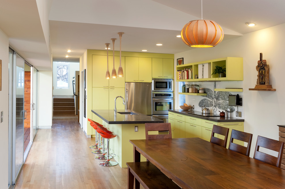 Foto di una cucina contemporanea con lavello sottopiano, ante lisce, ante verdi, elettrodomestici in acciaio inossidabile e pavimento in legno massello medio