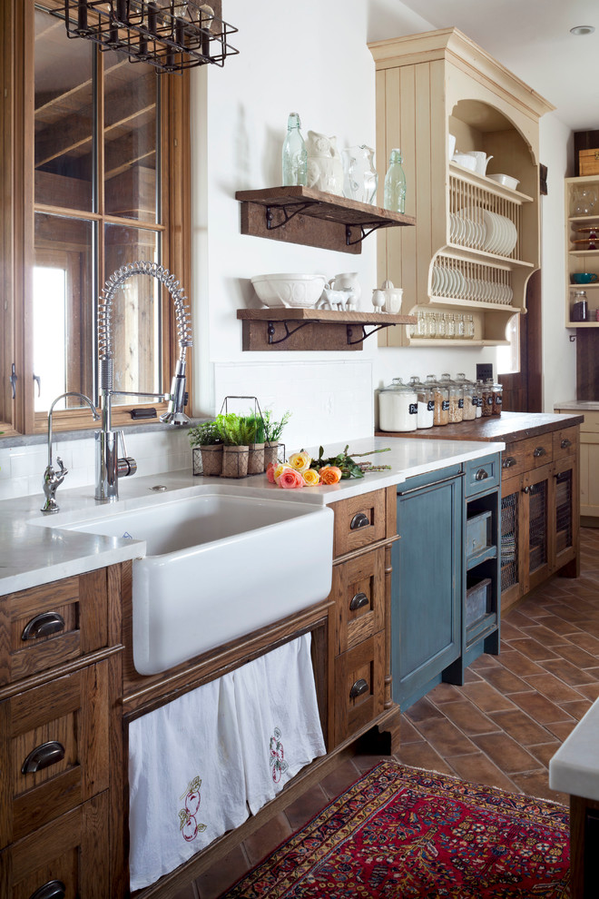 Landhausstil Küche mit Landhausspüle, Küchenrückwand in Weiß, Terrakottaboden, offenen Schränken und dunklen Holzschränken in Denver