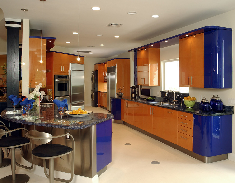 Diseño de cocina moderna con electrodomésticos de acero inoxidable y puertas de armario naranjas