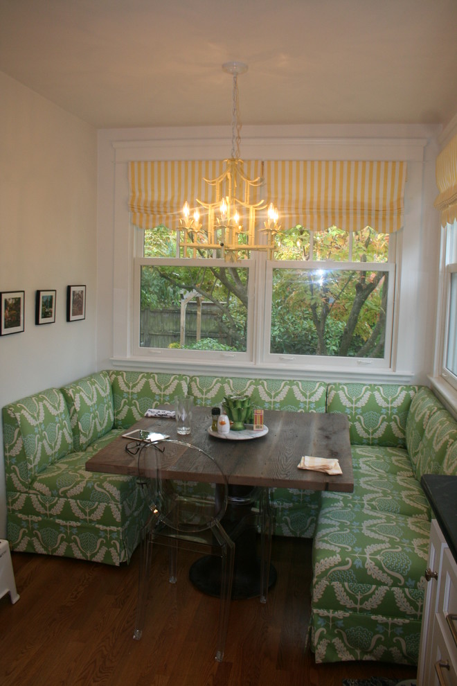 Foto di una piccola sala da pranzo aperta verso la cucina bohémian con parquet chiaro