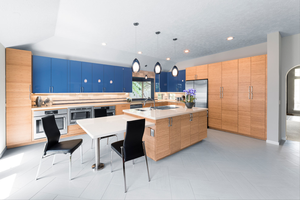 Идея дизайна: большая кухня в современном стиле с врезной мойкой, плоскими фасадами, синими фасадами, бежевым фартуком, техникой из нержавеющей стали, двумя и более островами и белым полом