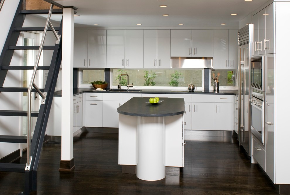 Inspiration for a contemporary kitchen remodel in Richmond with stainless steel appliances