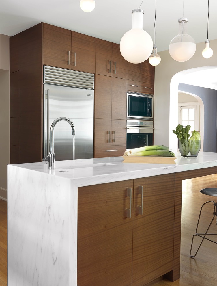 Exempel på ett mellanstort modernt kök, med rostfria vitvaror, en köksö, en undermonterad diskho, släta luckor, skåp i mellenmörkt trä, marmorbänkskiva och mellanmörkt trägolv