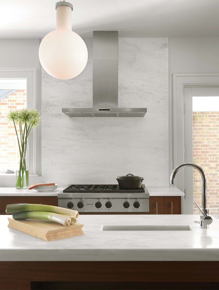 Idee per una cucina minimal con lavello stile country, ante lisce, top in marmo, elettrodomestici in acciaio inossidabile e parquet chiaro