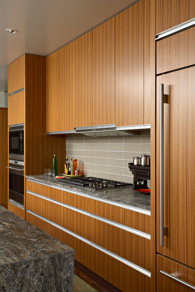 Aménagement d'une cuisine ouverte linéaire et encastrable moderne en bois brun avec un placard à porte plane, une crédence grise, une crédence en céramique, un sol en bois brun et îlot.
