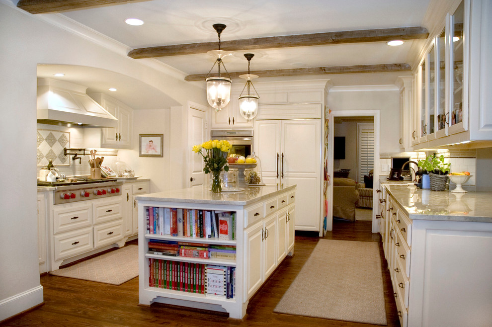 Foto de cocina clásica de obra con armarios tipo vitrina, encimera de mármol, puertas de armario blancas y electrodomésticos con paneles